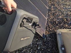 Die Bluetti AC180 Powerstation mit dem PV420 Solarpanel