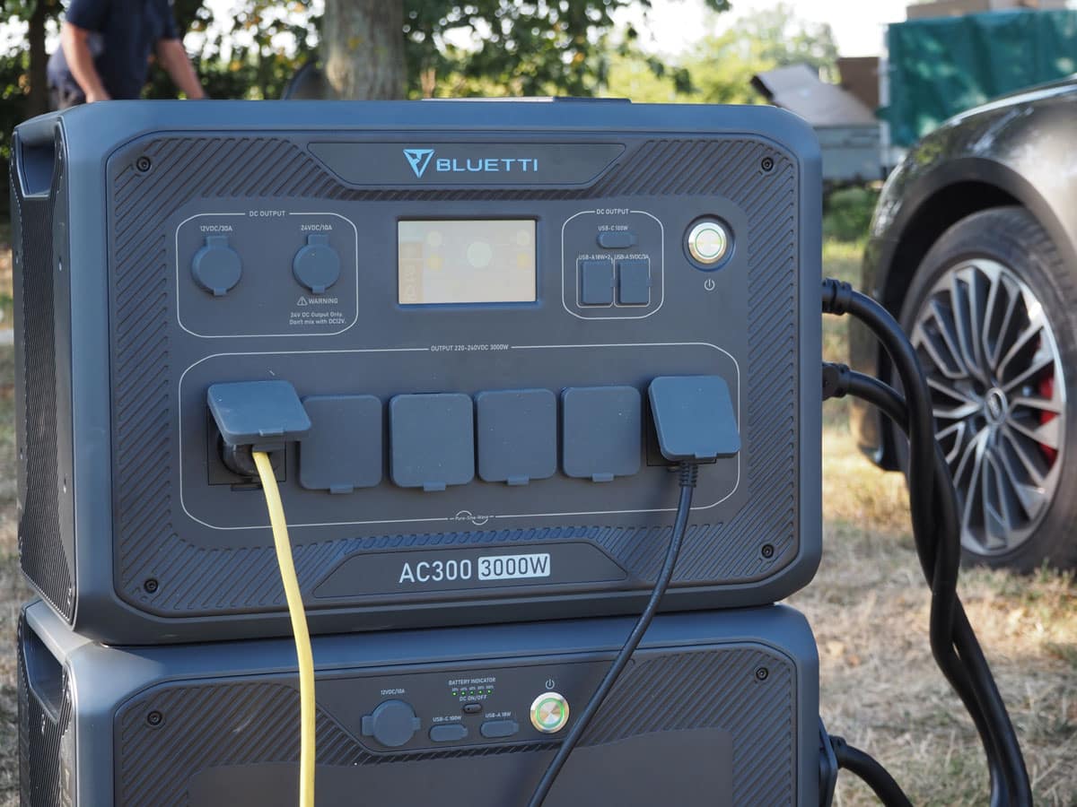 Solarkraftwerk Bluetti AC300+PV350 für Garten & Balkon im Test