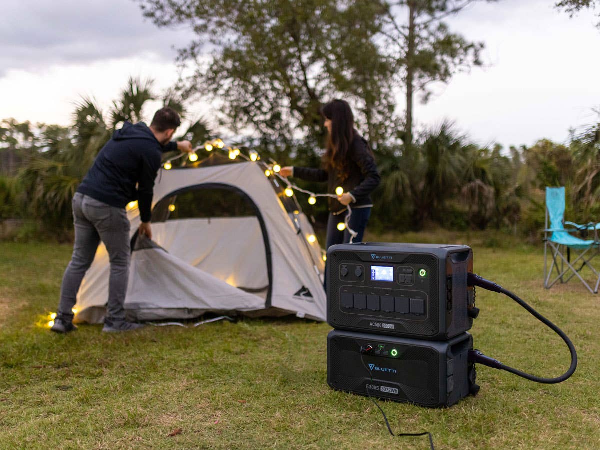Bluetti AC500 Powerstation beim Camping Bluetti AC500 Powerstation beim Camping