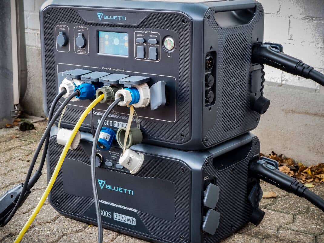 Powerstation Bluetti AC500 mit vielen Steckdosen