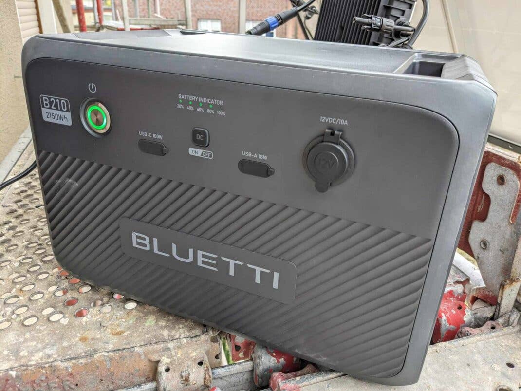 Bluetti Balkonkraftwerk Test - An der Vorderseite der B210 Powerstation befinden sich der Ein- & Ausschalter sowie ein paar Anschlüsse