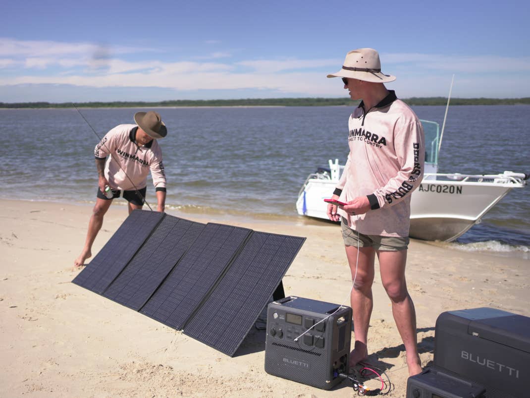 Die Bluetti AC240 lässt sich auch per Solarstrom aufladen