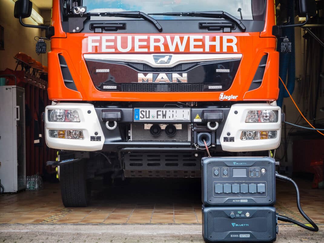 Bluetti Powerstation AC500 vor einem Feuerwehr-LKW