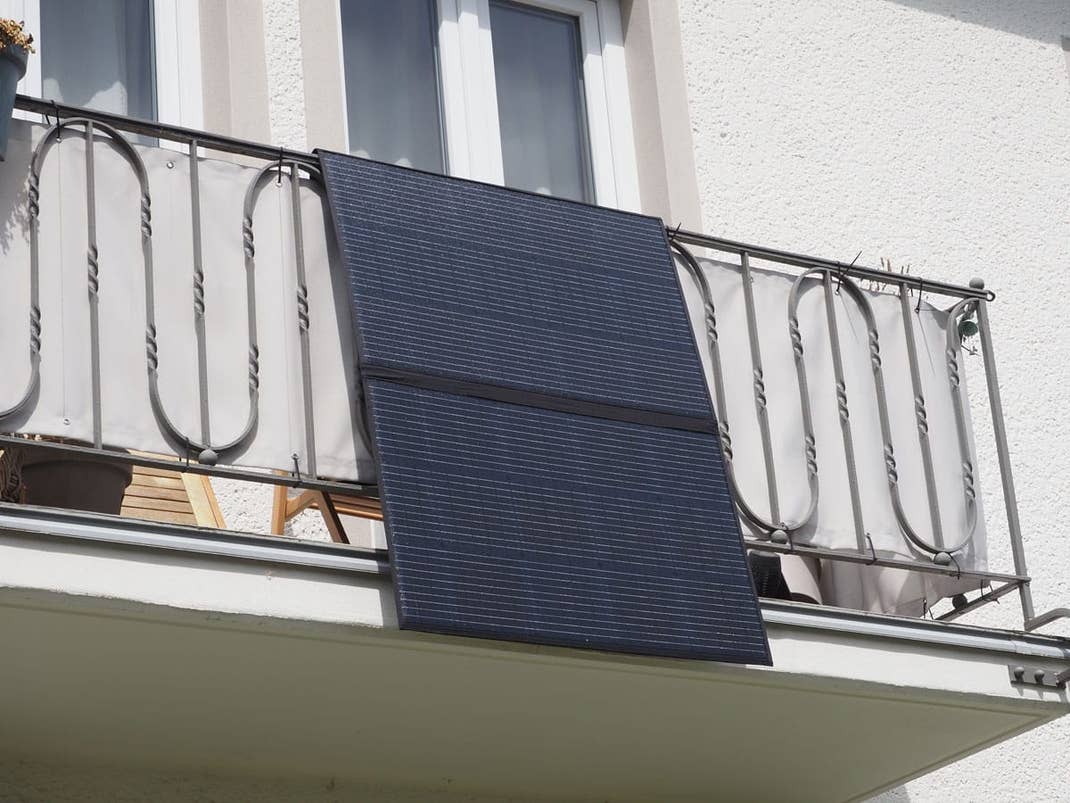 Das PV350 Solarpaneel an einem Balkon