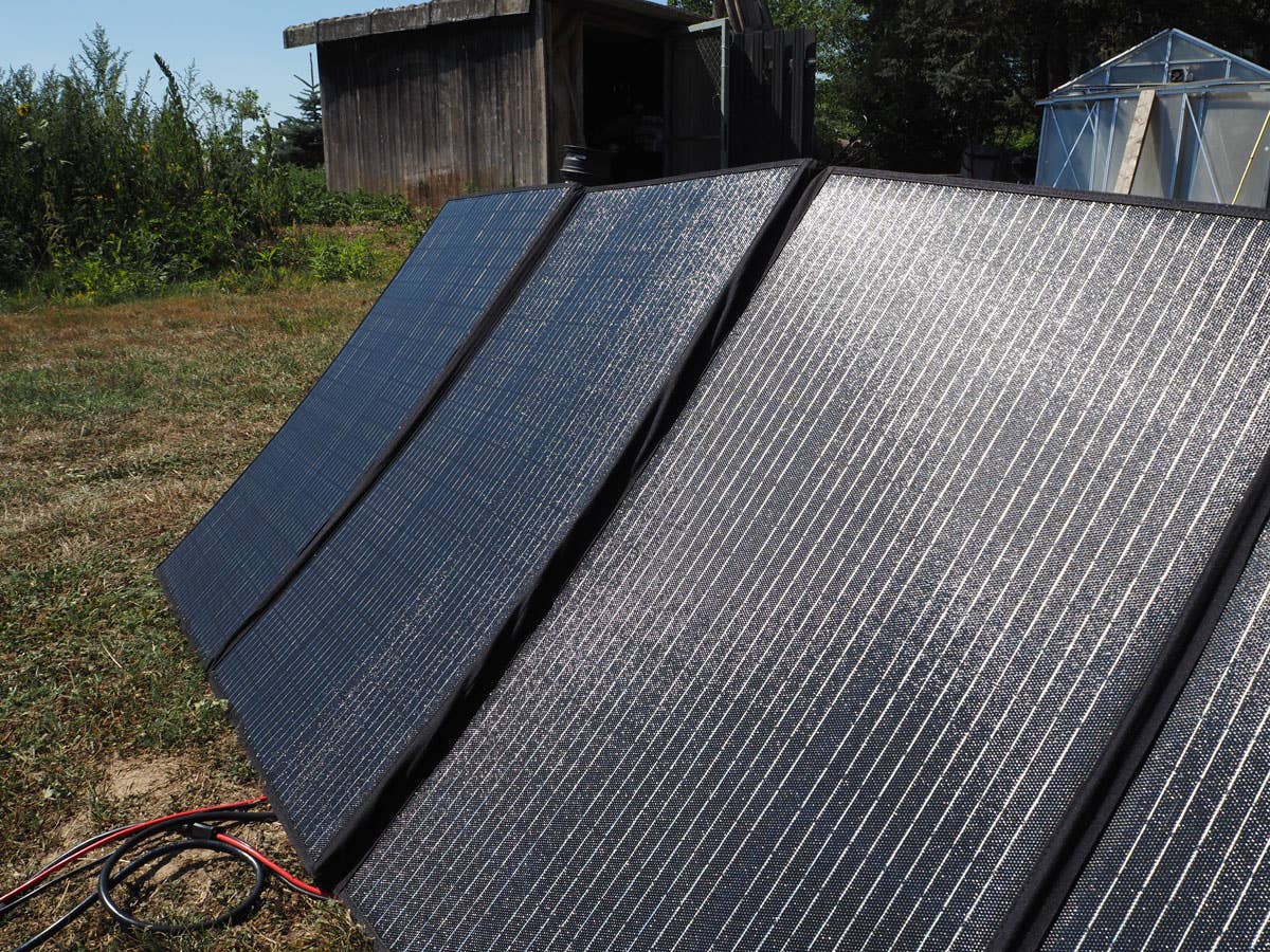 Bluetti PV350 Solarpanele aufgestellt