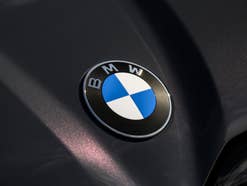 BMW Logo an einem Auto.