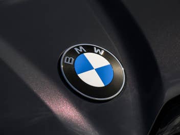 BMW Logo an einem Auto.
