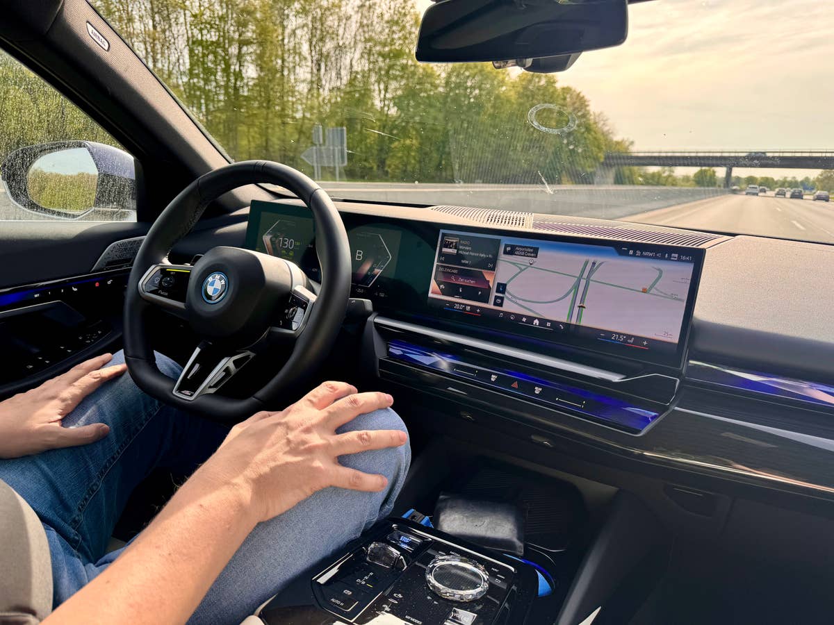 Aktiver Autobahnassistent im BMW i5.
