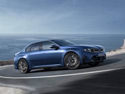 BMW i3 in der Seitenansicht bei einer Kurvenfahrt.