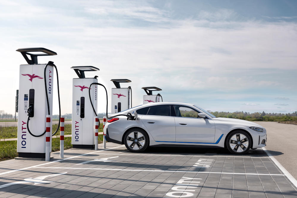 BMW i4 steht an einer Ladestation