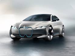 Der BMW i4, oder auch BMW i Vision Dynamics genannt, vor einem grauen Hintergrund.