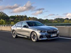 BMW i5 startet in Deutschland: E-Auto mit besonderen Extras BMW i5 auf einer Autobahn auf der linken Spur in der frontalen Seitenansicht.