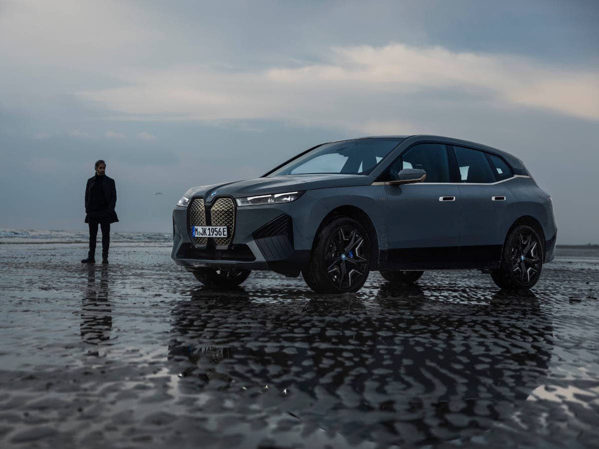 BMW iX M60 im Watt am Strand.