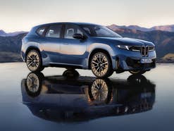 BMW iX3 in der Seitenansicht.