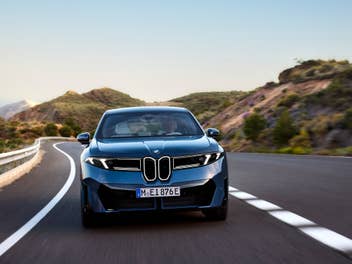 BMW iX3 in der Frontansicht auf der Straße.