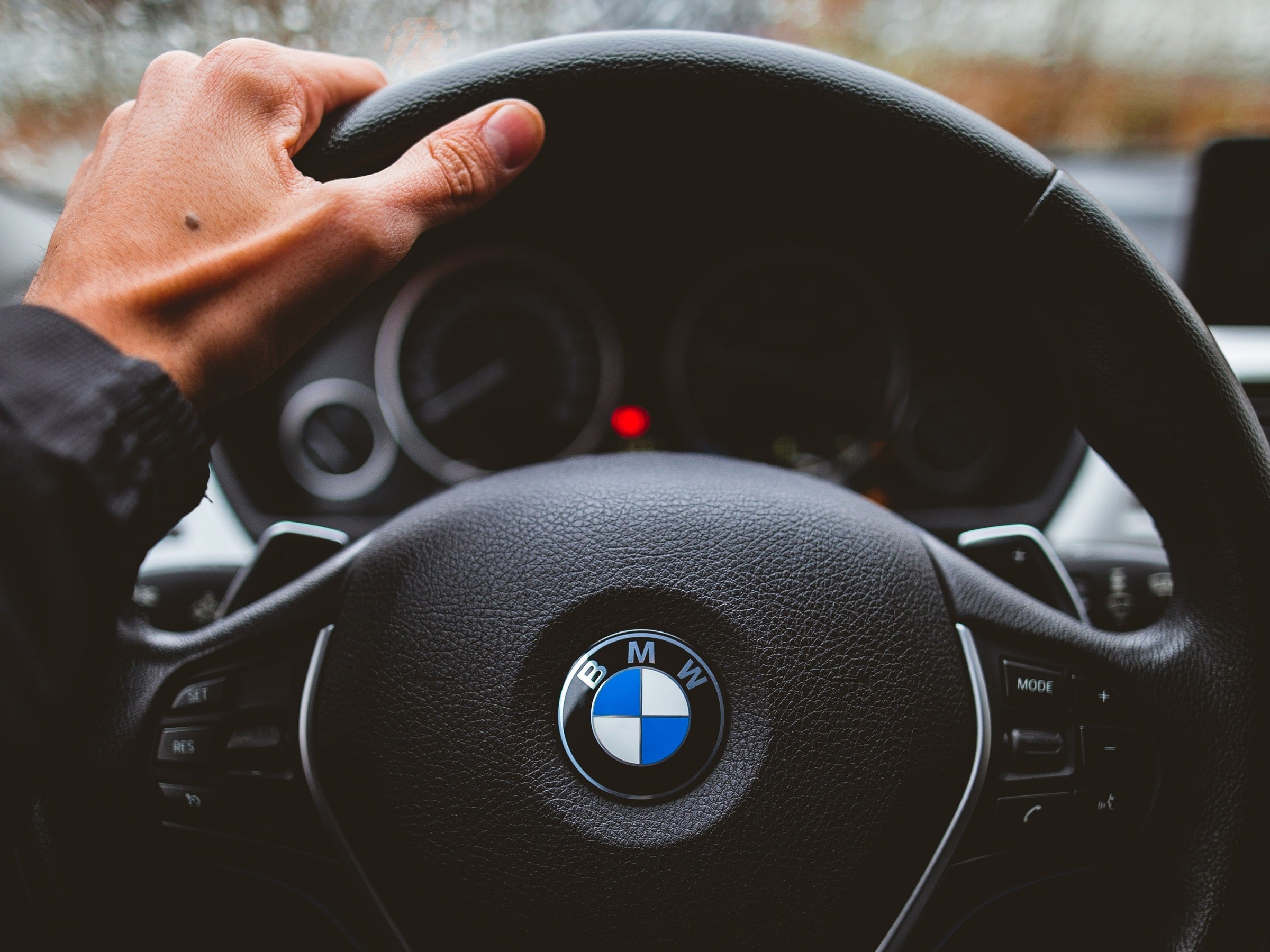 #BMW blockiert Sitzhaltung & Co per Software – Fahrer sollen Abos buchen