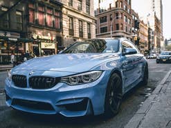 Ein BMW steht in New York, USA