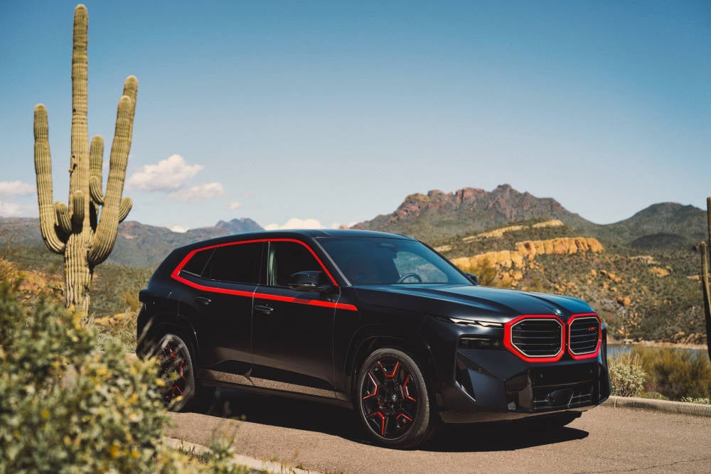 BMW XM Label Red in der Seitenansicht.