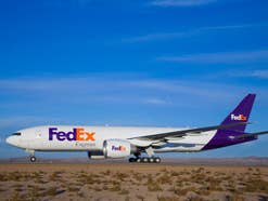 Offiziell: Raketenabwehrsystem für Paket-Flieger Boeing 777 von FedEx Express rollt am Boden.