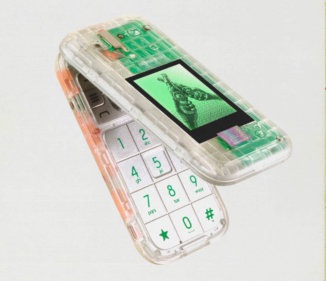 Klassisches Klapp-Handy im Schicken Design: Das Boring Phone