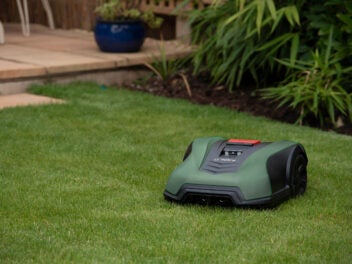 Bosch Indego S Rasenmäher-Roboter auf einer Wiese