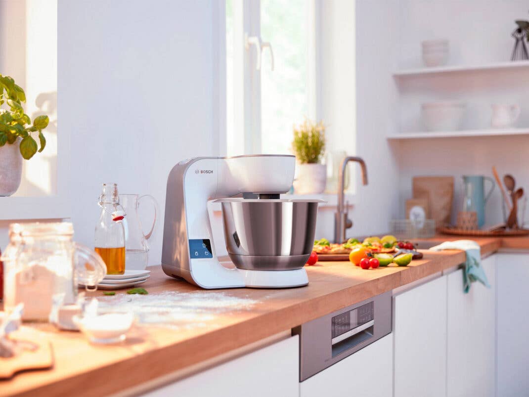 Eine Küchenmaschine in einer unaufgeräumten Küche