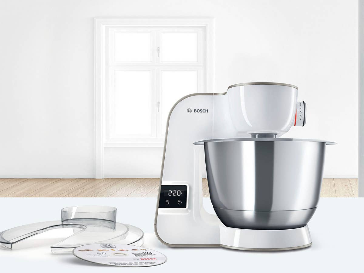 Bosch Küchenmaschine im Preissturz Eine Küchenmaschine in einer weißen Küche