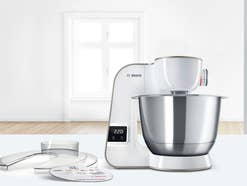 Eine Küchenmaschine in einer weißen Küche