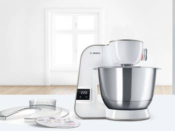 Eine Küchenmaschine in einer weißen Küche