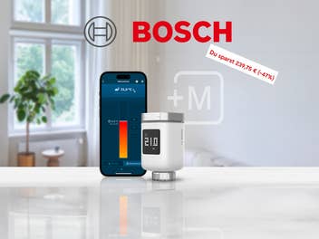 Bosch Smartes Heizkörper Thermostat II mit einem Smartphone das einen Temperaturregler zeigt stehen auf einem weißen Tisch in einem modernen Wohnzimmer. Darüber ist das Logo von Bosch zu erkennen.