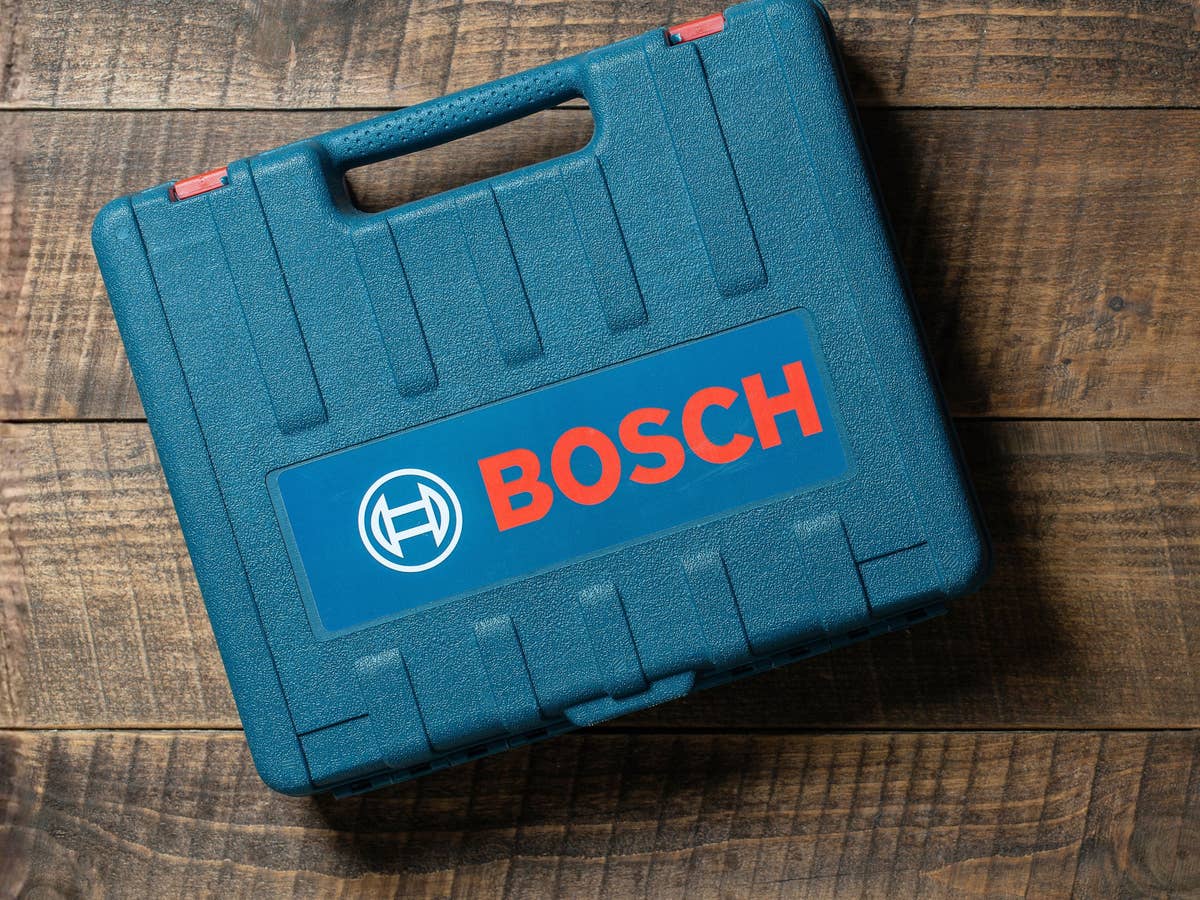 Bosch-Angebote bei Amazon Bosch Werkzeug-Koffer auf einem Holztisch
