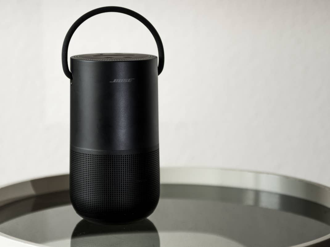 Der Bose Portable Smart Speaker beherrscht sowohl 360 Grad Klang der Extraklasse als auch Spracheingabe