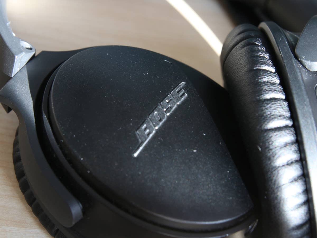 Bose-Kopfhörer QC 35 II mit Schriftzug