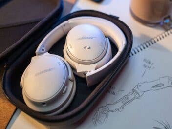 Bose QuietComfort 45 zusammengelegt in der Tasche