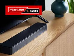 Die Bose TV Soundbar liegt auf einem Tisch.