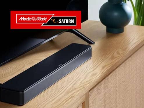 Die Bose TV Soundbar liegt auf einem Tisch.