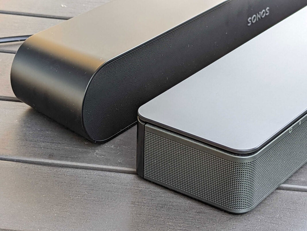 Design-Unterschiede der Soundbars Sonos Ray und Bose TV Speaker