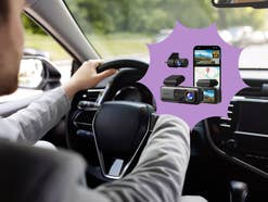 Person sitzt hinter dem Steuer eines Autos