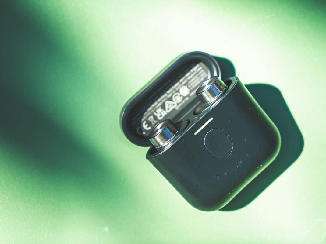 Per Knopfdruck verbinden sich die Bowers & Wilkins Pi7 S2 mittels Kabel mit einem MP3 Player, einem Walkman oder der Stereoanlage