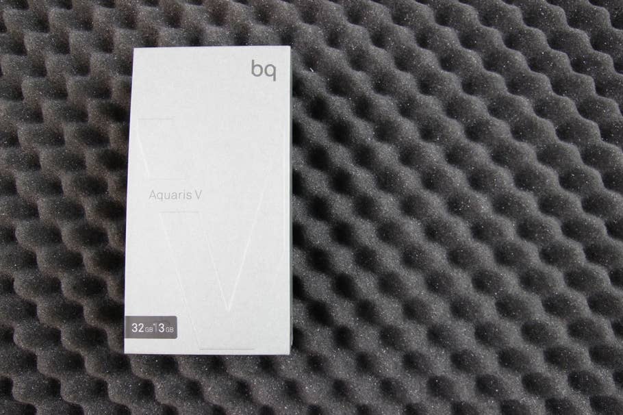 BQ Aquaris V - Das steckt im Karton