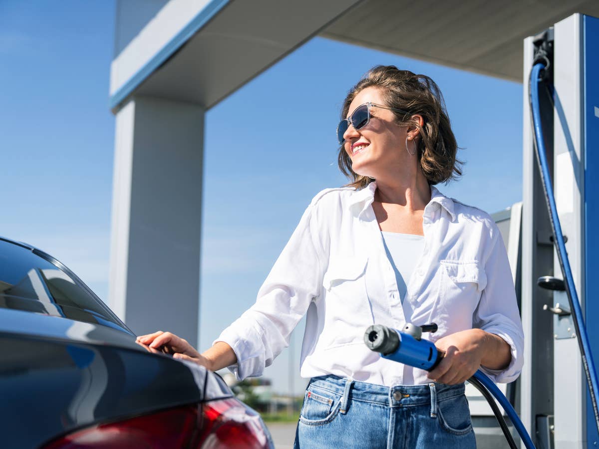 Frau an einer Wasserstoff-Tankstelle