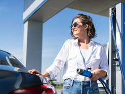Branchenbeben: Opel-Mutter stellt neuen Antrieb ein Frau an einer Wasserstoff-Tankstelle