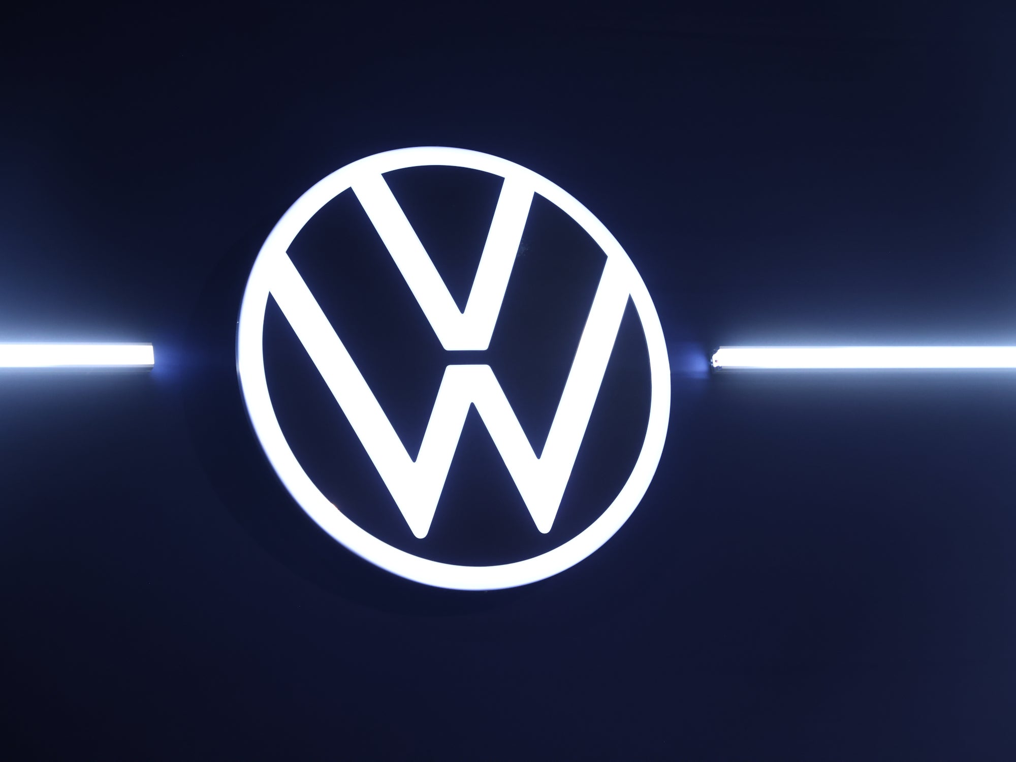 E-Auto-Schock: Hersteller warnen vor Feuer-Risiko!
