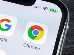 Chrome-Icon auf dem Display eines iPhones.