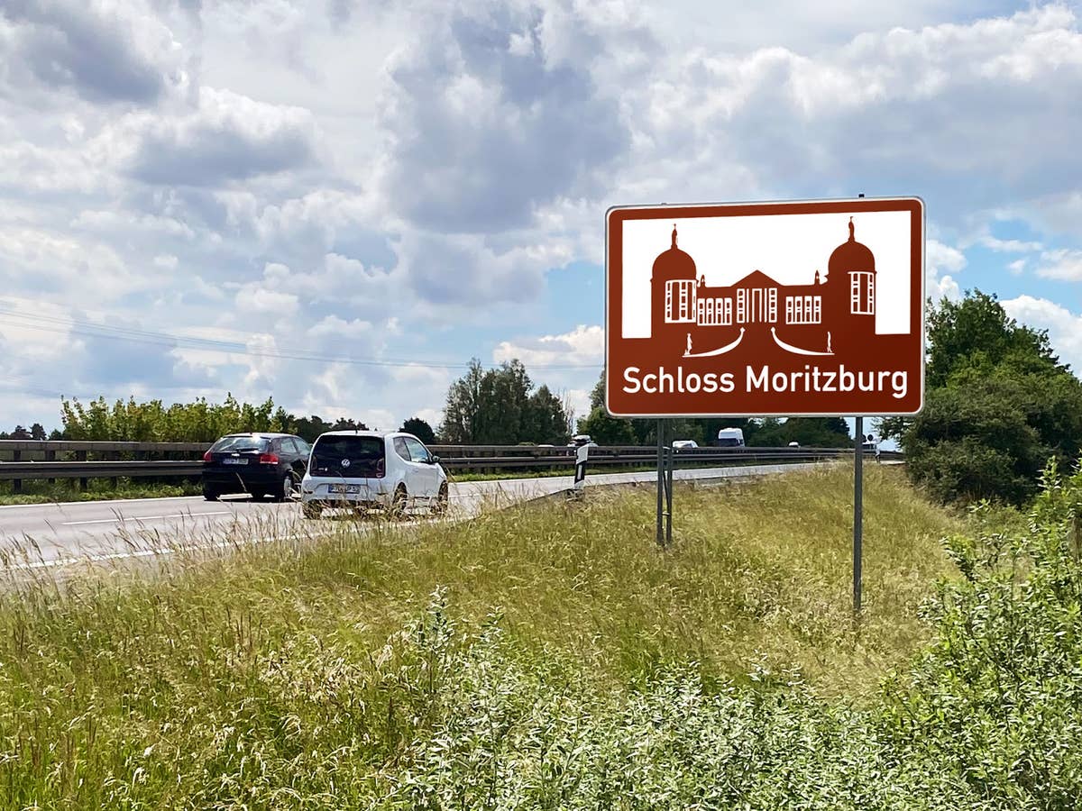 Braunes Schild auf der Autobahn