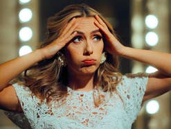 Braut fasst sich an die Stirn