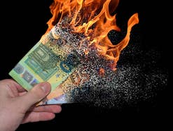 Brennende Geldscheine die sich auflösen