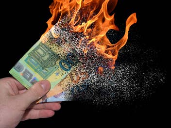 Brennende Geldscheine die sich auflösen