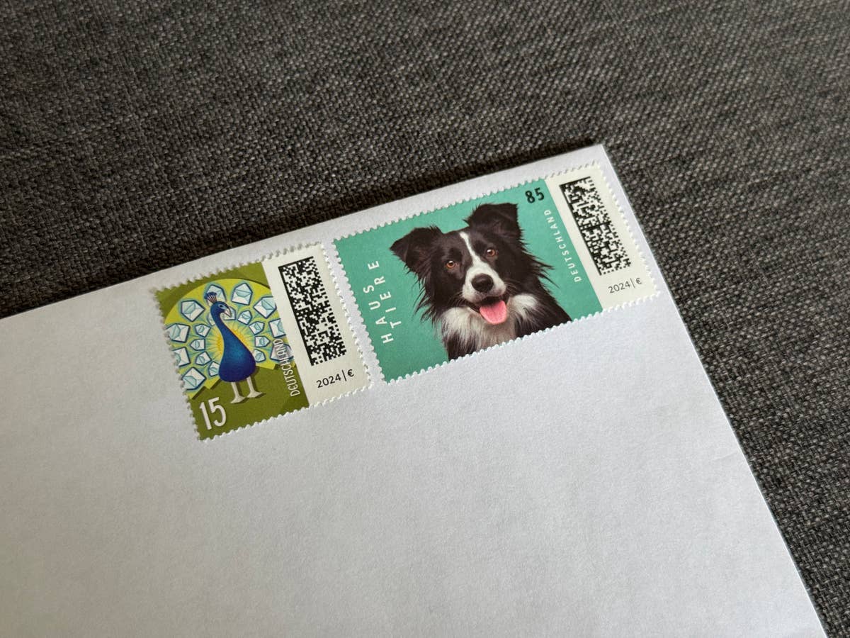 Ein frankierter Brief mit zwei Briefmarken