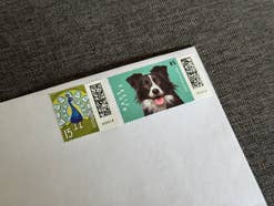 Ein frankierter Brief mit zwei Briefmarken